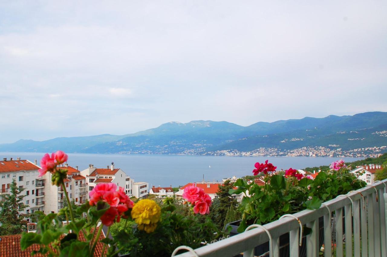 With Sea View Apartman
